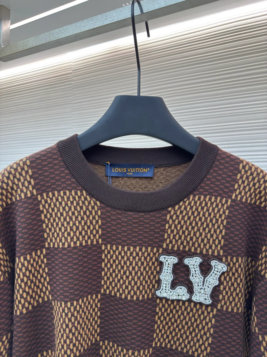 LOUIS VUITTON plaid beaded woolen short sleeves ●Authentic product: Purchased and developed at 9950 ●Item number: 1680085-B05 ●Fabric: wool fabric ●Technology: knitting ●Version: fitted version ●Weight: about 330 grams ●Size: XS-S-M-L ●Description: The wool material is made of 100% fully combed cotton yarn, and the fabric piece is woven using a Stoll 16-needle ultra-fine machine imported from Germany worth 47W. It is woven at a parallel and even speed with reference to the original three-color jacquard structure. Each piece takes 270 minutes. During the weaving, 7 sand spits are used to alternately knit back and forth. The number of knitting rows for a single front garment hanging wool is as high as Line 6352... Only after random inspection can we carry out seam selection, washing, and hand-ordering of the original main label, wash mark, details down to the height of the wash mark, stitching method, and final ironing. Only after a general inspection can we package and ship. It is not like those ordinary computerized flat knitting machines. In order to rush the goods, the speed is turned to the limit, and the stitches of the knitted garments are different in size, code, and patterns. The overall wiring is straight and delicate, the fabric is comfortable and soft, and the color is consistent without color difference. It can be matched with the same style to create a fashionable look and control various occasions. Customized accessories, complete with three standards, same style for men and women!